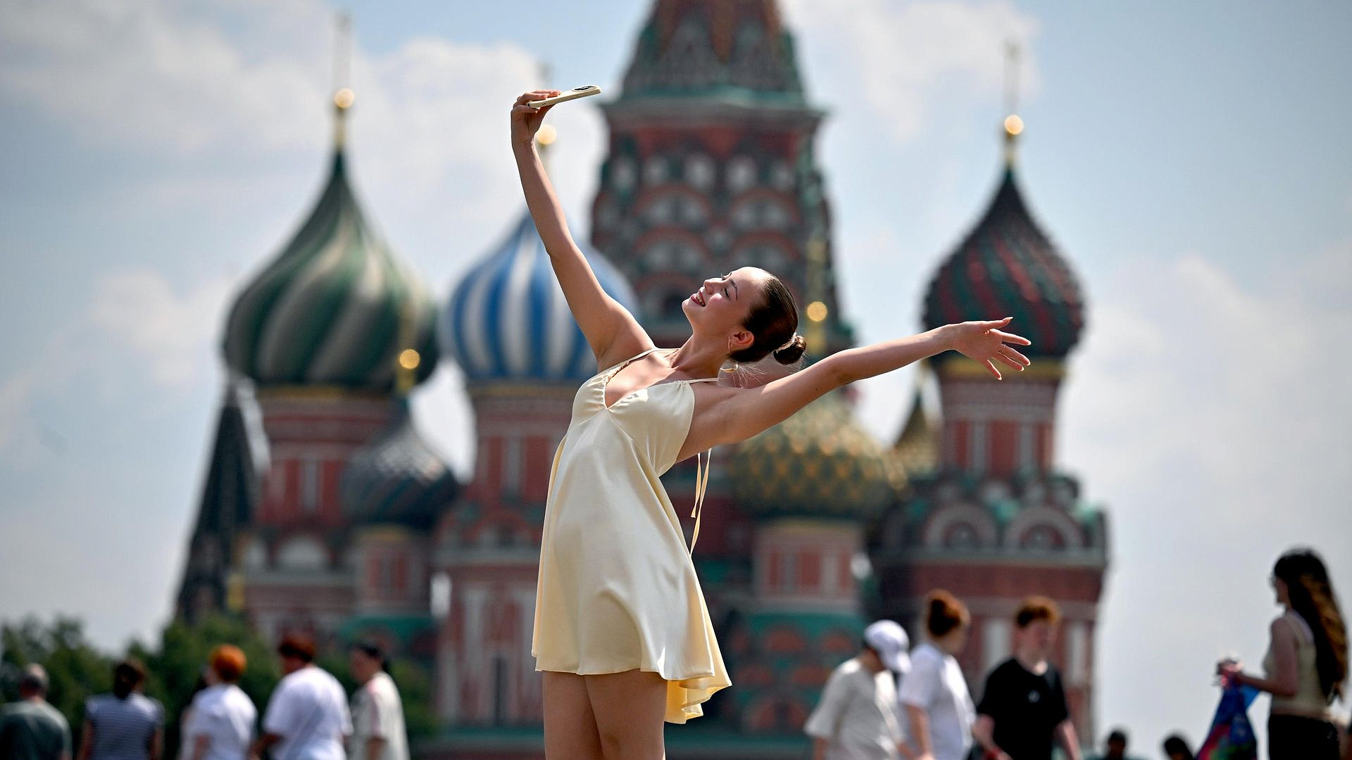 Пятница станет самым теплым днем недели в Москве, сообщил синоптик