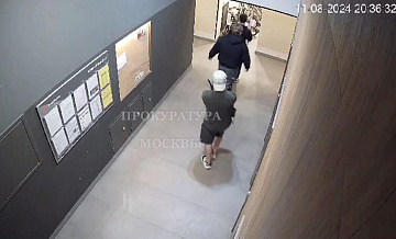В Москве несколько молодых людей устроили фотосессию с оружием