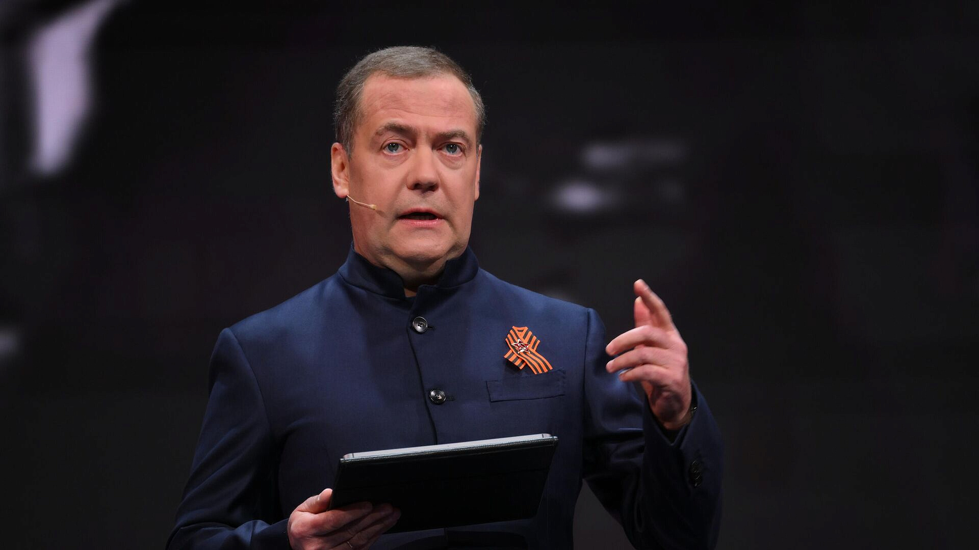 Медведев назвал действия ЕС слабоумием без отваги Медведев назвал действия ЕС слабоумием без отваги