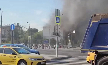 МЧС сообщило об отсутствии людей в горящем здании в центре Москвы