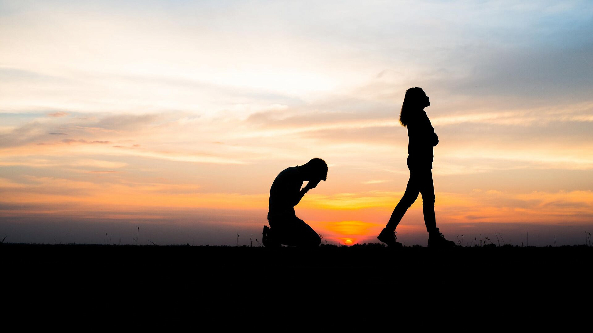 40% россиян выбрасывают вещи бывших партнёров после расставания