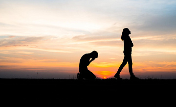 40% россиян выбрасывают вещи бывших партнёров после расставания