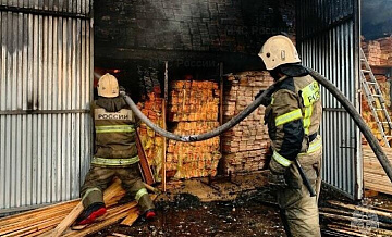 При пожаре на складе в Краснодаре, предварительно, пострадали два человека