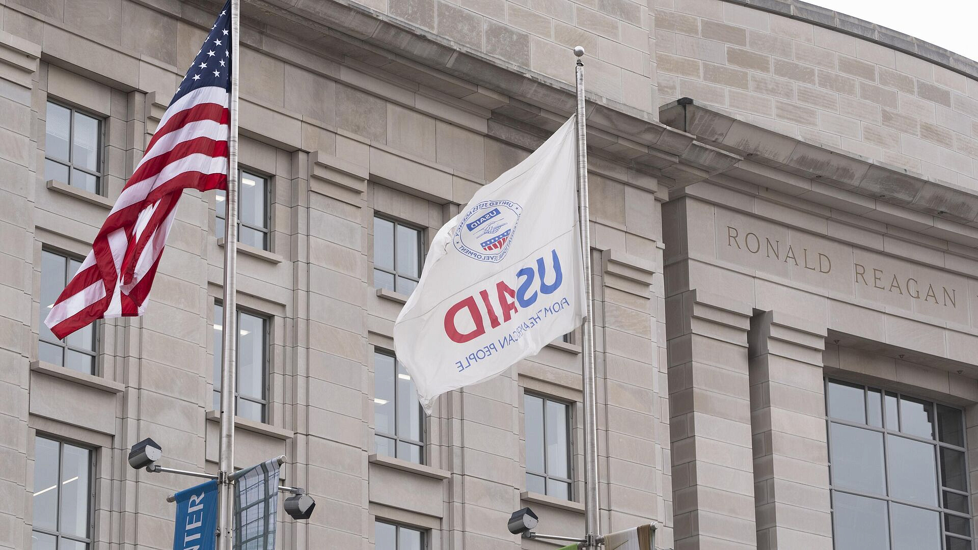 Ряд сотрудников USAID сохранят свои должности, сообщают СМИ