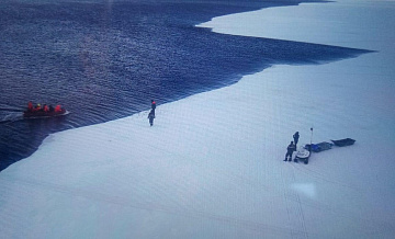 В Сахалинской области 14 рыбаков оказались в море на оторванной льдине