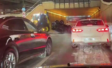 В Москве произошло ДТП с опрокидывание машины