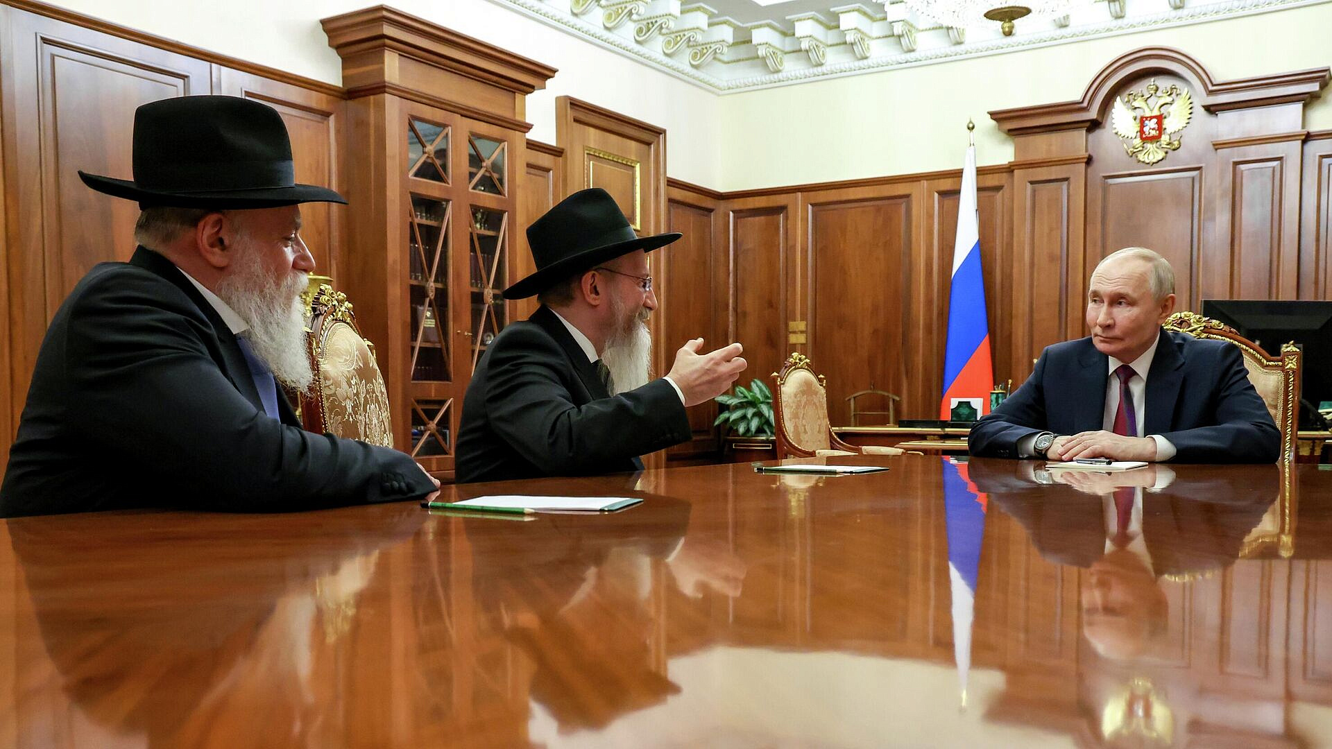 Россия показывает пример поддержки традиционных ценностей, заявил Путин