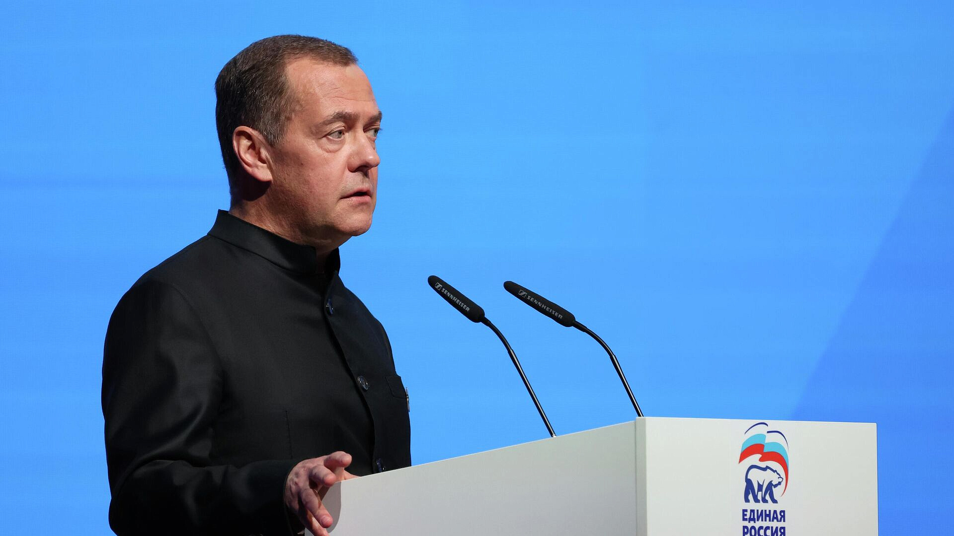 Медведев пошутил о влиянии форума ЕР на погоду в Питере