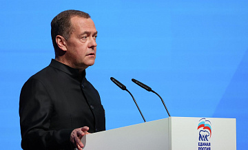 Медведев пошутил о влиянии форума ЕР на погоду в Питере