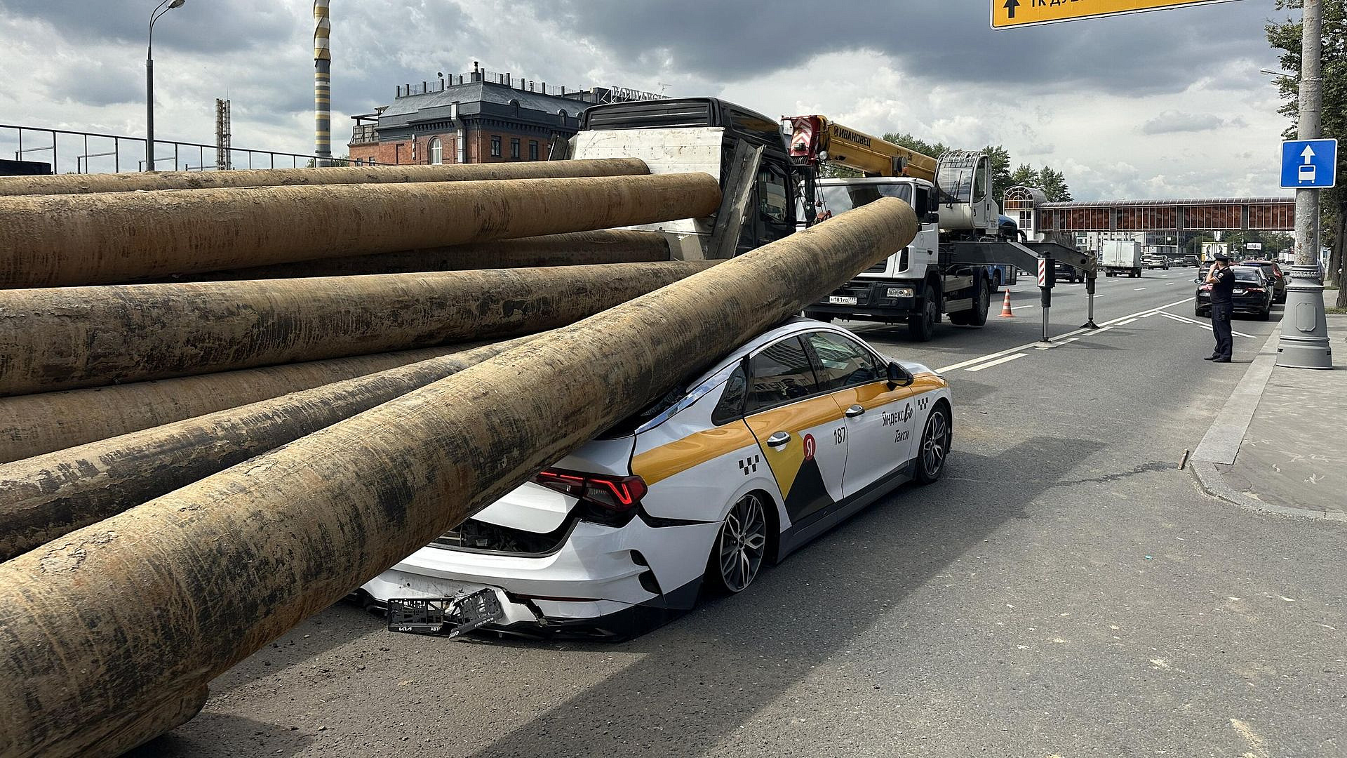 Упавшие на такси трубы увезли с места ДТП в Москве