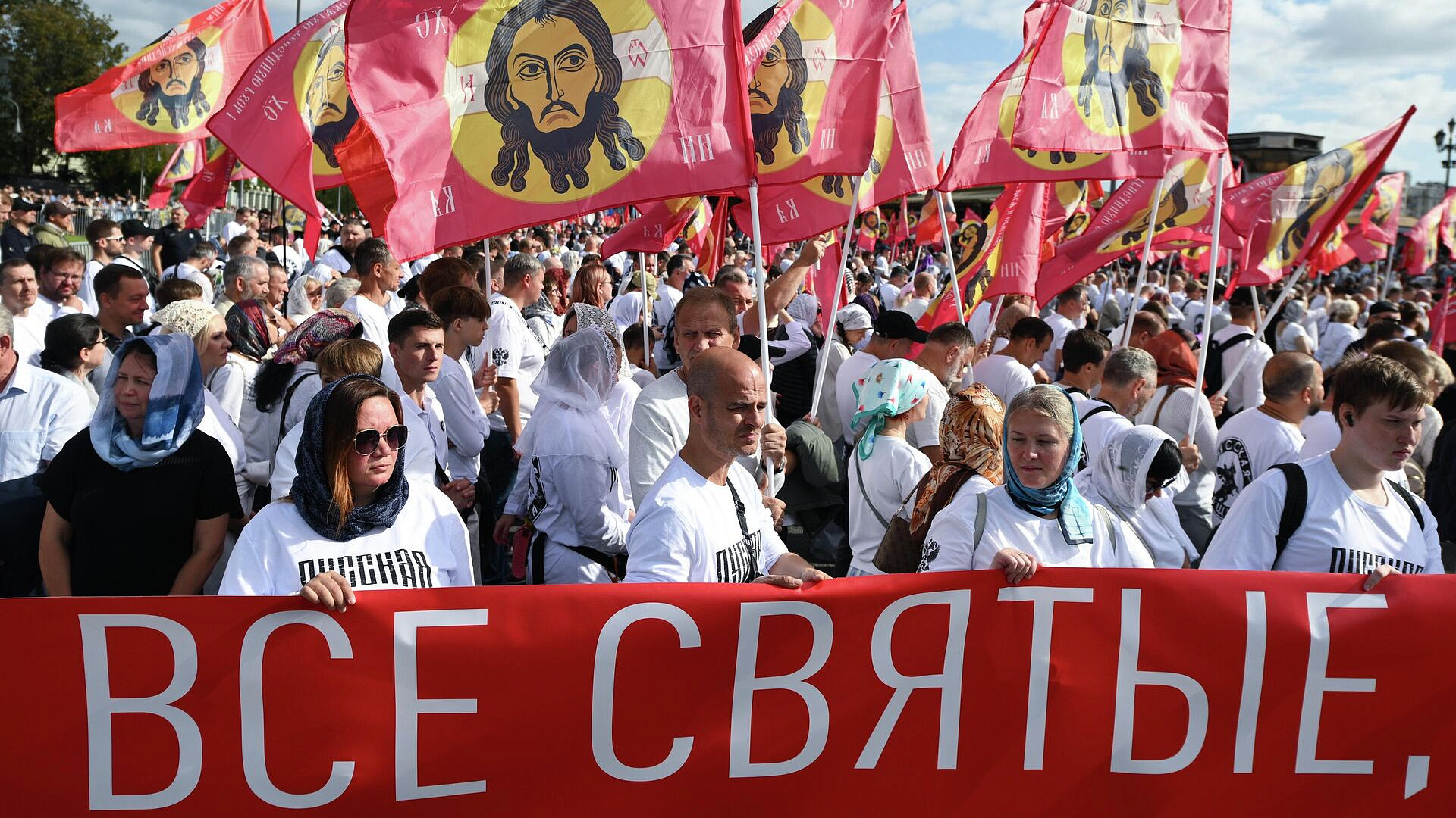 У храма Христа спасителя начался общемосковский крестный ход