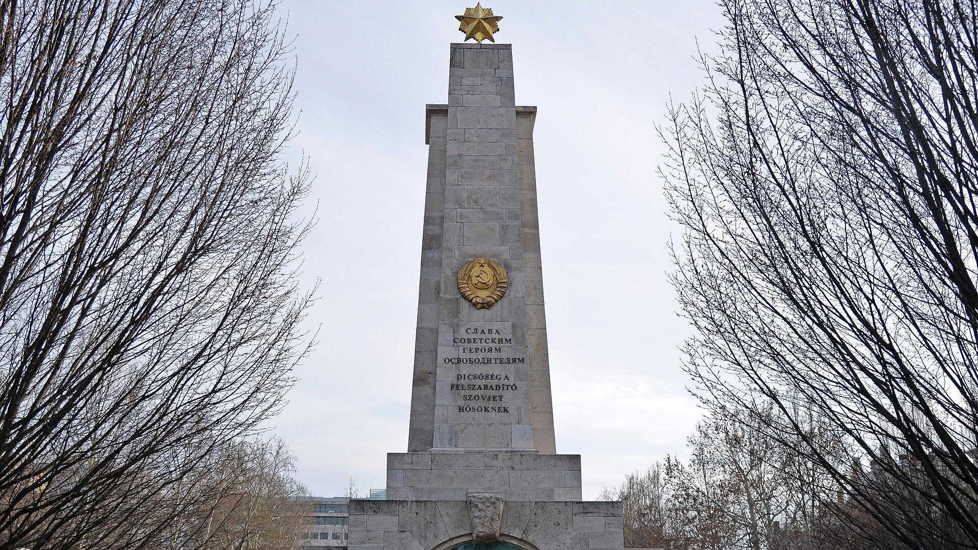 В Будапеште возложили венки к памятнику советским воинам