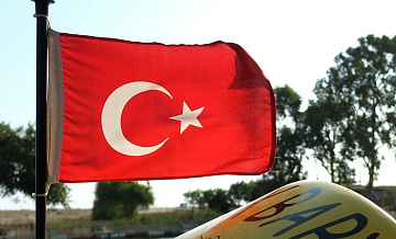 Необычный зеленый свет в небе вызвал панику в Турции, пишут СМИ