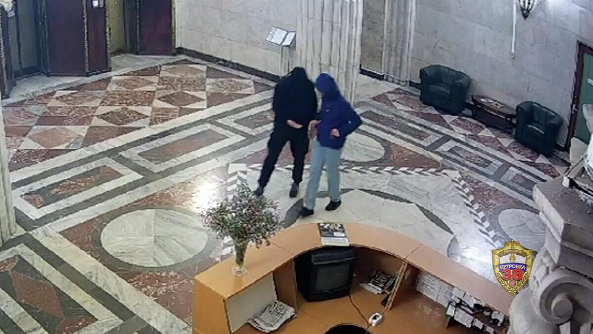 В Москве задержали двоих человек, взобравшихся на шпиль сталинской высотки