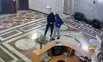 В Москве задержали двоих человек, взобравшихся на шпиль сталинской высотки