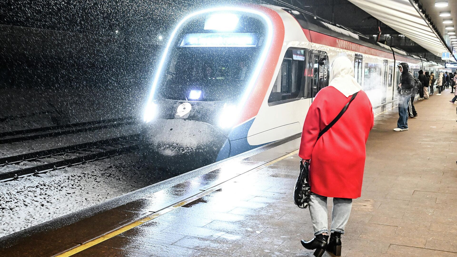 На станции МЦД-4 Нижегородская  подтопило часть платформы