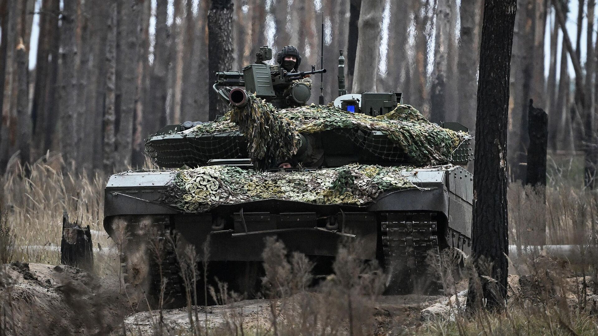 Российские военные научились заводскому ремонту танков в полевых условиях