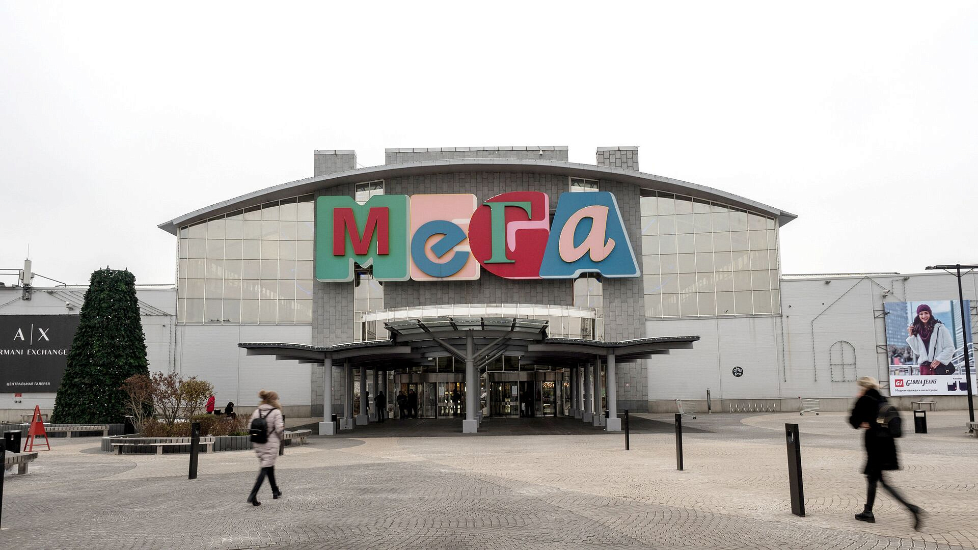 В ТЦ "Мега" усилили меры безопасности из-за трагедии в "Крокусе"