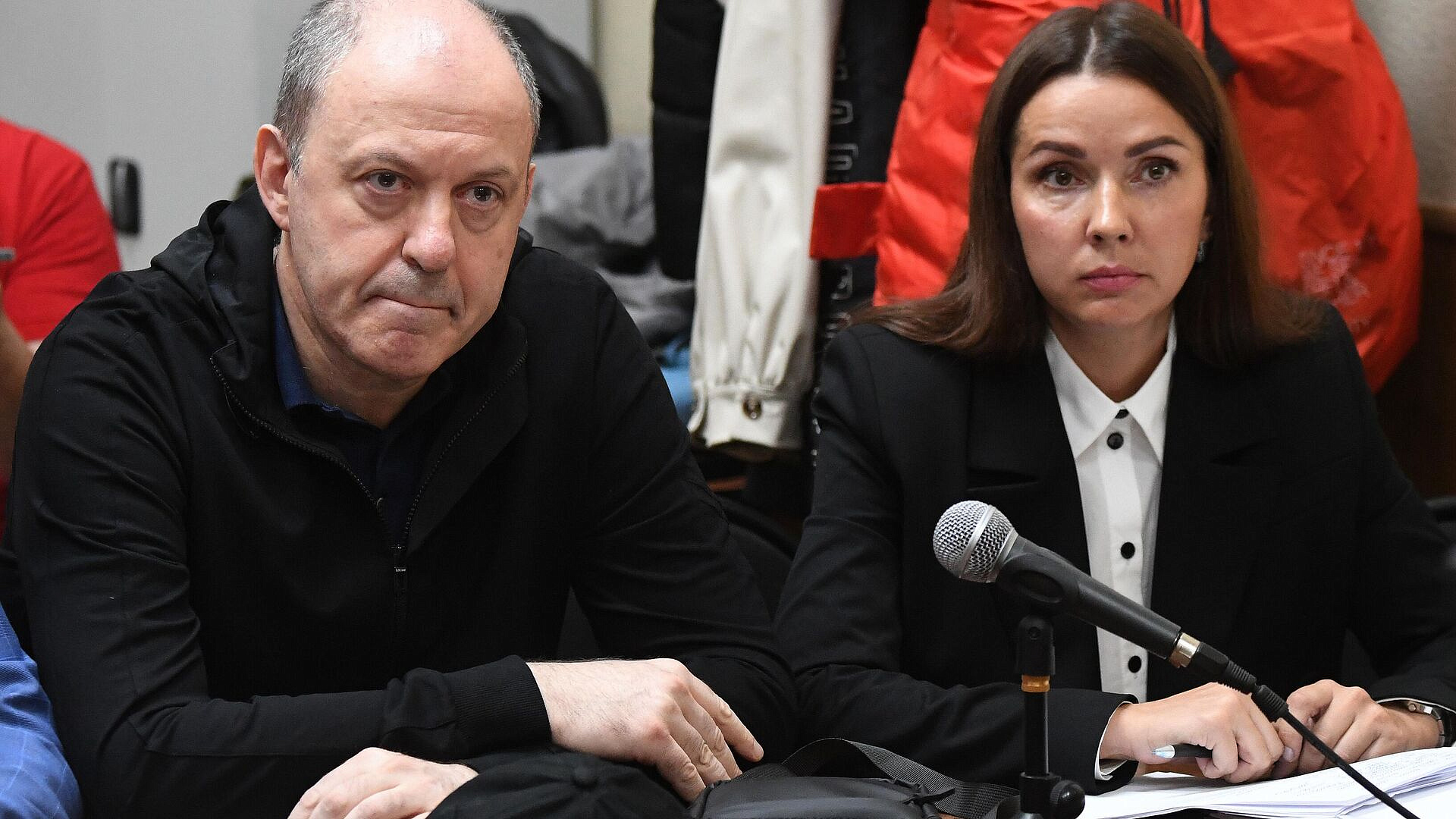 Митволь тратит большую часть зарплаты на погашение ущерба