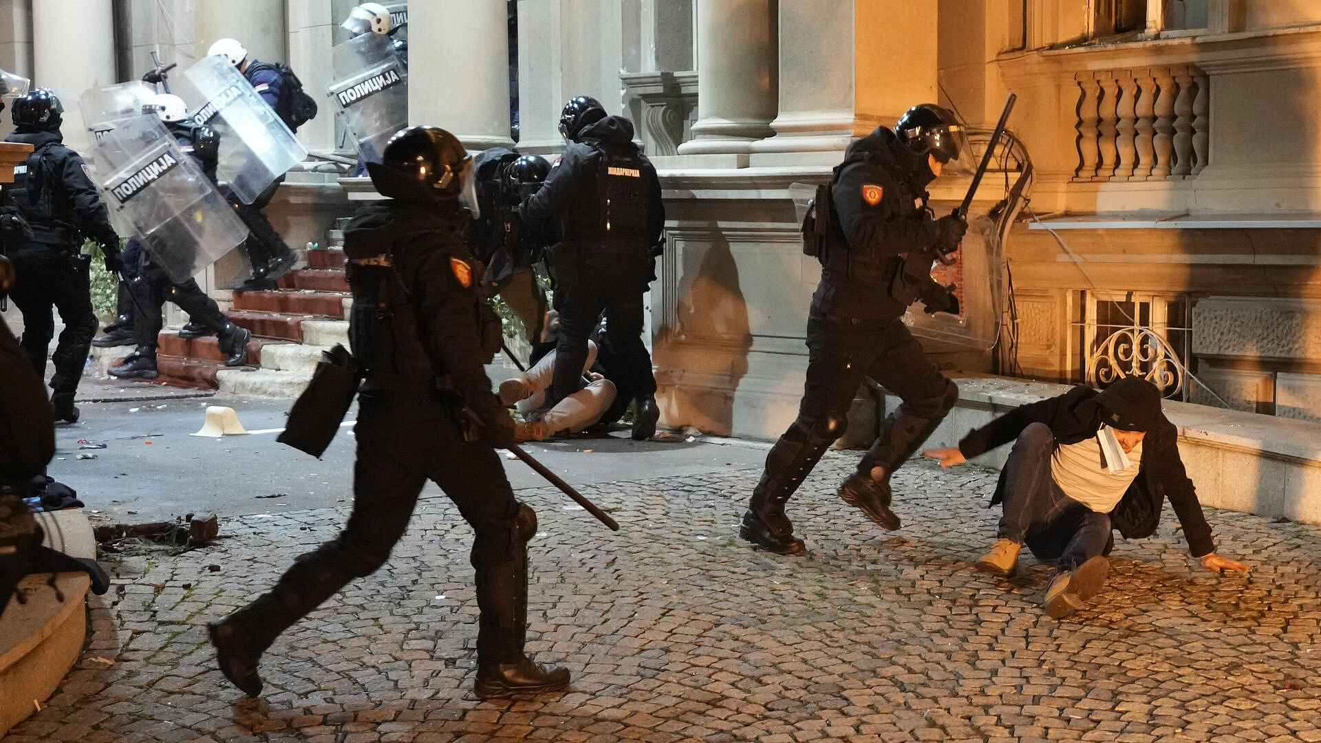 В сербском Нови-Саде начались беспорядки