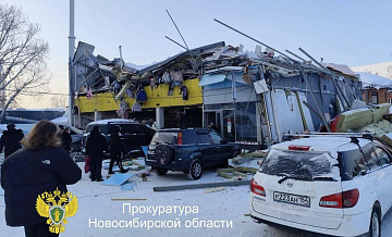 В Новосибирске после обрушения крыши здания организовали горячую линию