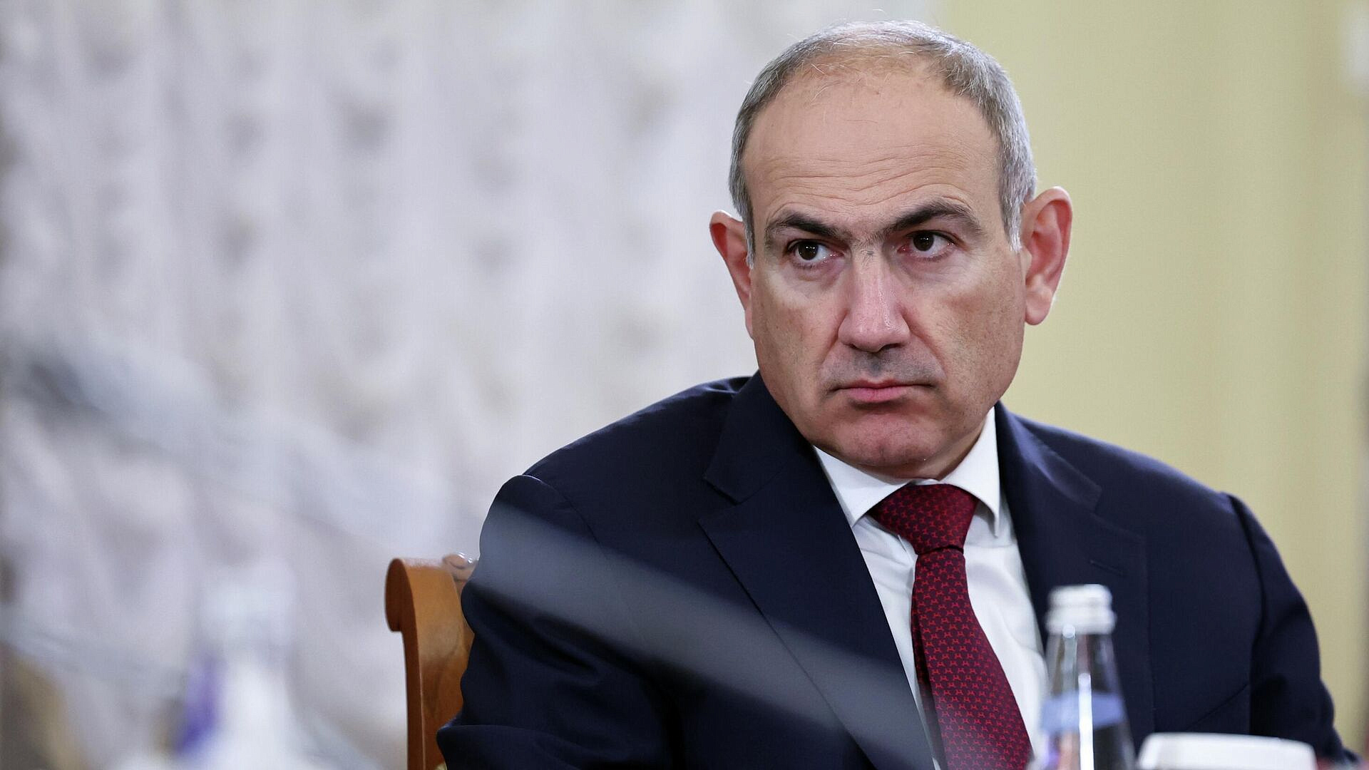 Пашинян набросился на карабахского армянина с вопросом, почему тот не погиб