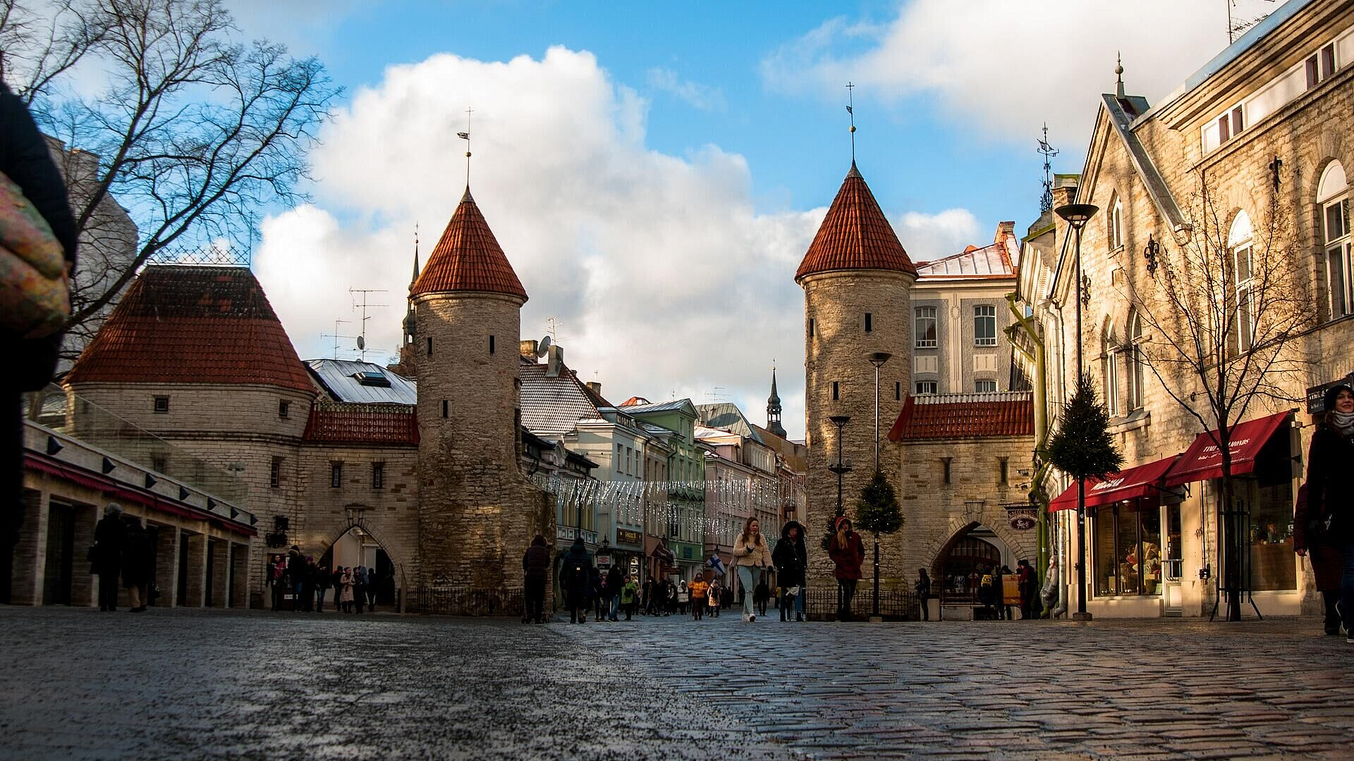 Жители Эстонии продолжают праздновать День Победы, пишут СМИ