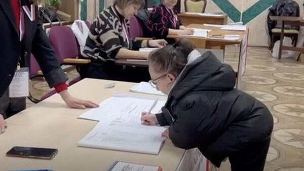 Самая маленькая девушка России проголосовала в приграничном курском поселке
