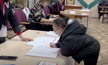 Самая маленькая девушка России проголосовала в приграничном курском поселке
