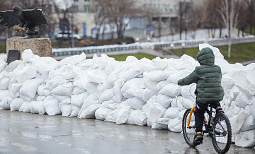 Вода в реке Тобол в Кургане продолжает прибывать