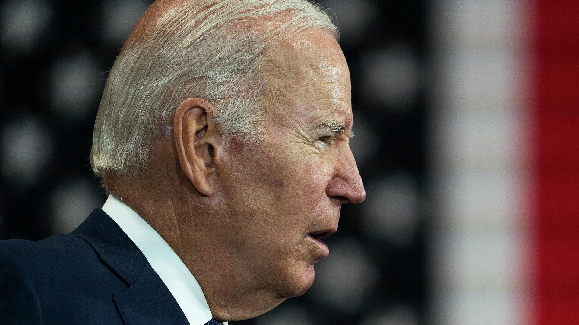 На Байдена накинулись из-за неприличного жеста на встрече с премьером Ирака