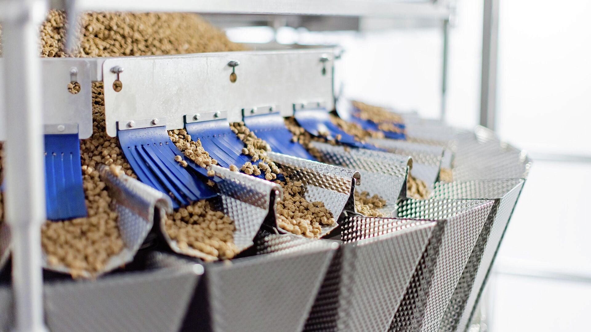 Россиянам сообщили о проблеме с производством кормов Whiskas и Chappi