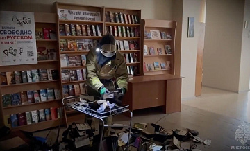 Сотрудники МЧС потушили пожар в главной библиотеке ЛНР