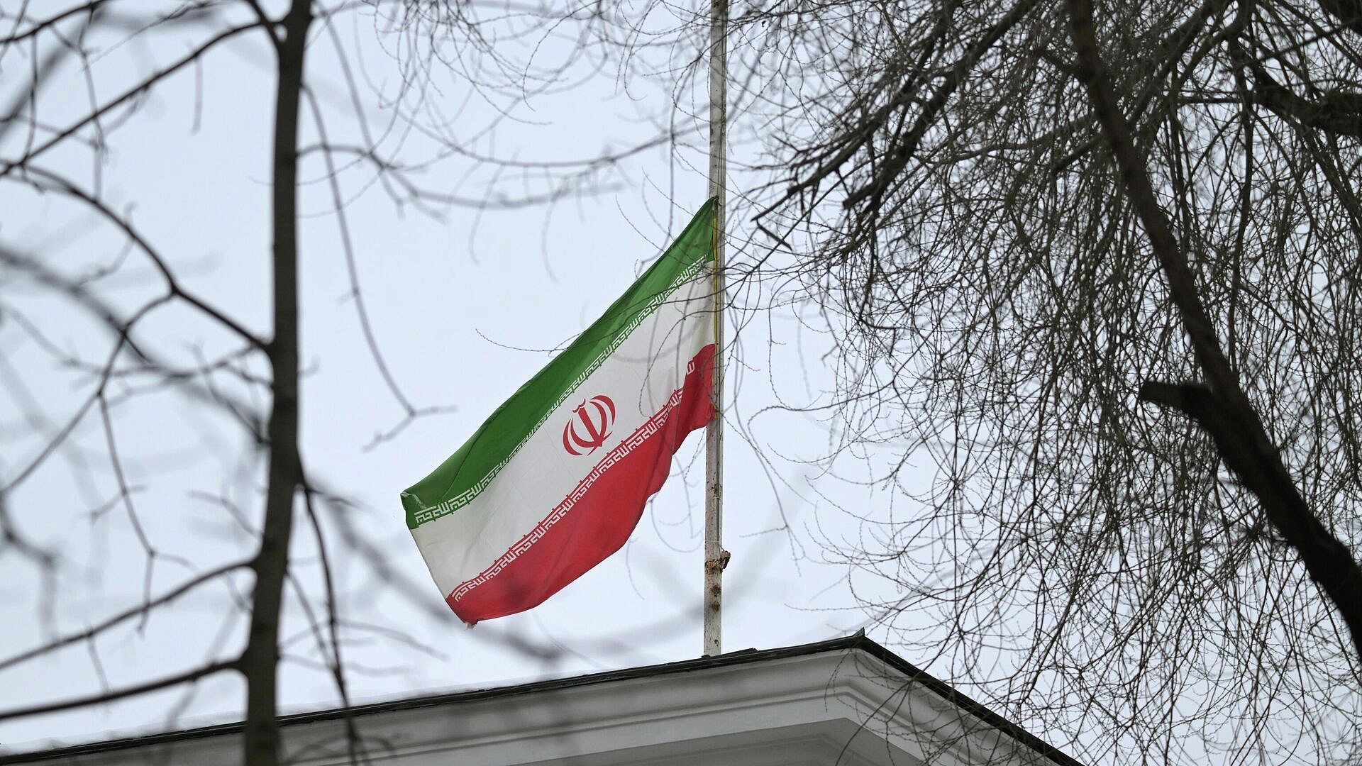 Иран будет использовать все свои военные возможности, заявил посол