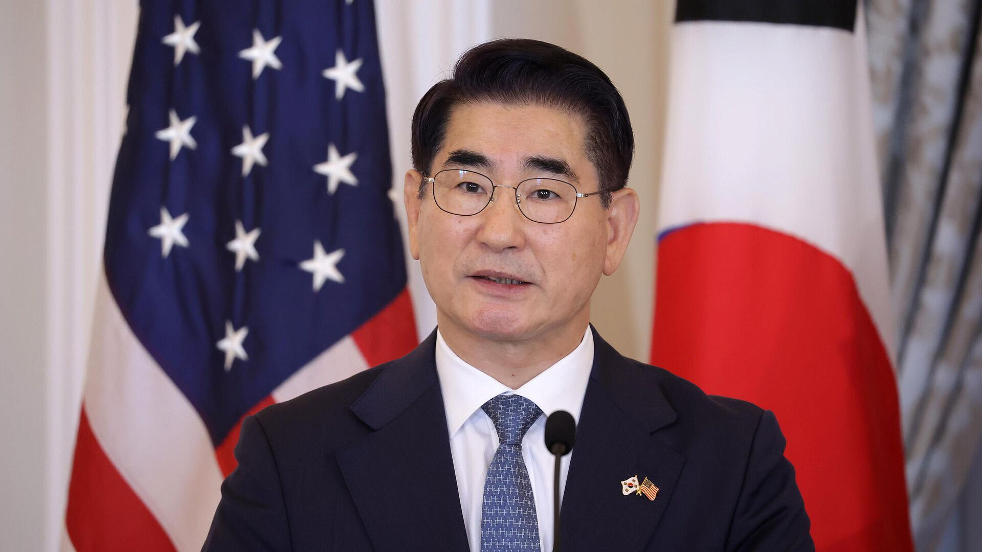 Экс-министр обороны Южной Кореи пытался покончить с собой в СИЗО