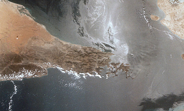 Через Ормузский пролив с начала марта прошли около ста судов, пишут СМИ