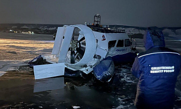 СК начал проверку после столкновения на Байкале судна с вездеходом