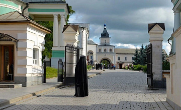 Неизвестный открыл стрельбу у монастыря под Калугой, ранена женщина