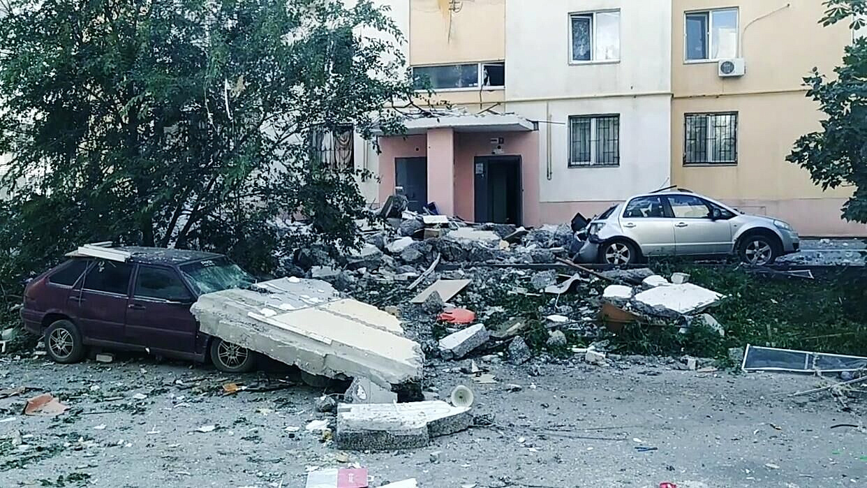 Очевидец рассказал, как упавшая при взрыве в Саратове плита упала на машину