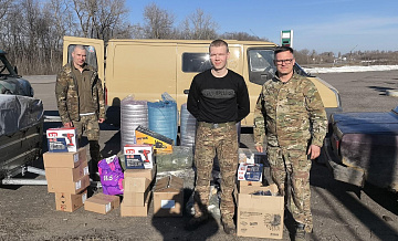 Новгородский депутат отвез в зону СВО авто, масксети и стройматериал