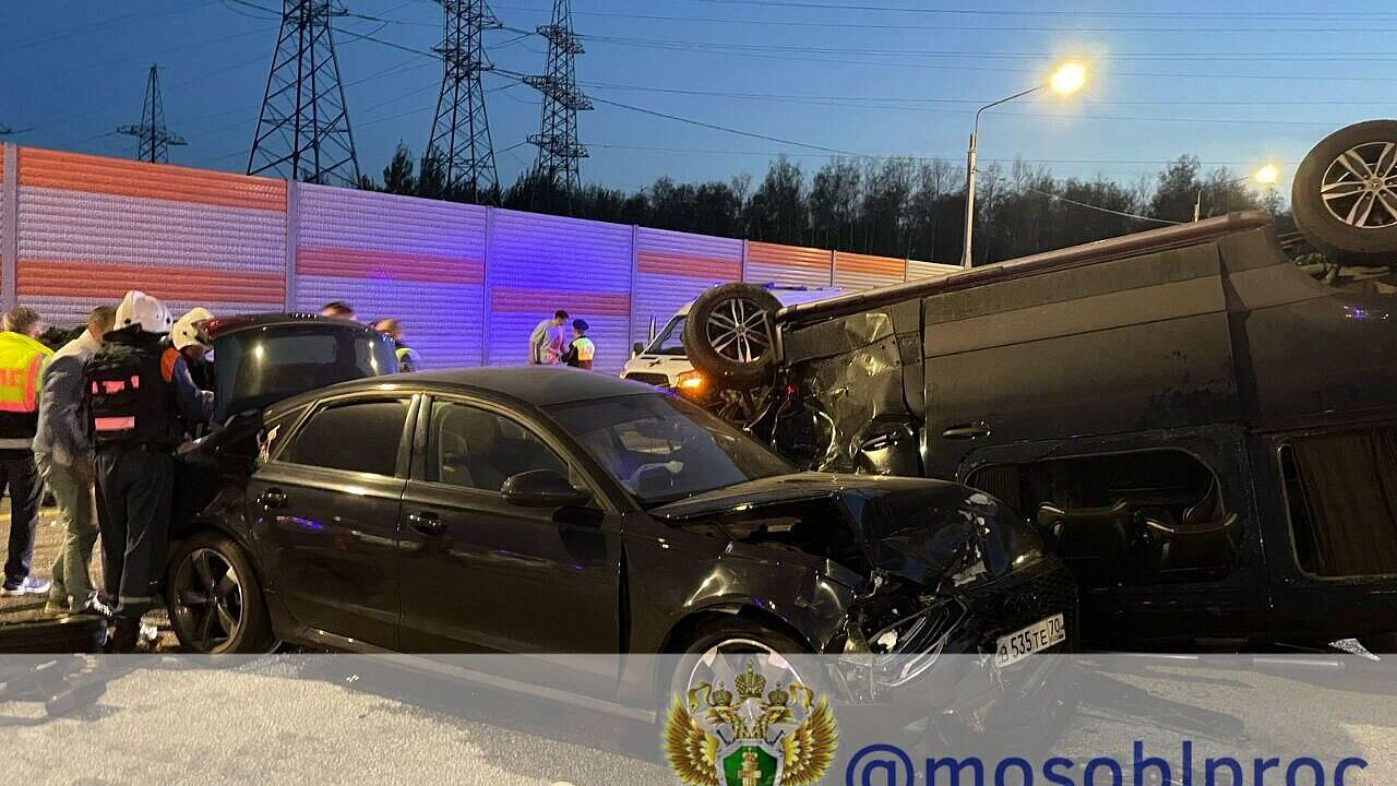 В Подмосковье в ДТП с микроавтобусом пострадали десять человек