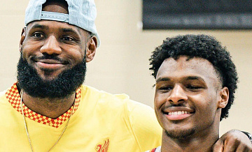 Бронни Джеймс стал автором первой в истории НБА передачи сына на отца