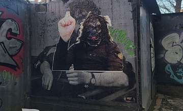 В Петербурге мурал с Цоем заклеили наклейкой с Пашей Техником