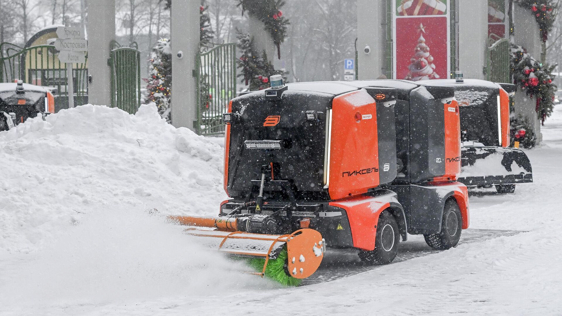 В Москве работы по уборке снега ведутся круглосуточно