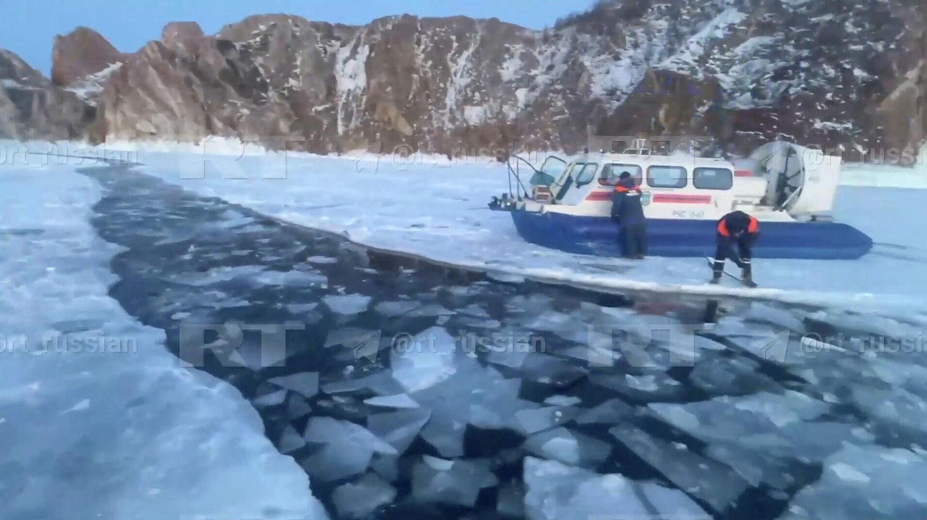 Спасшийся из провалившегося на Байкале автомобиля находится на базе отдыха