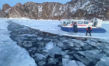 Спасшийся из провалившегося на Байкале автомобиля находится на базе отдыха