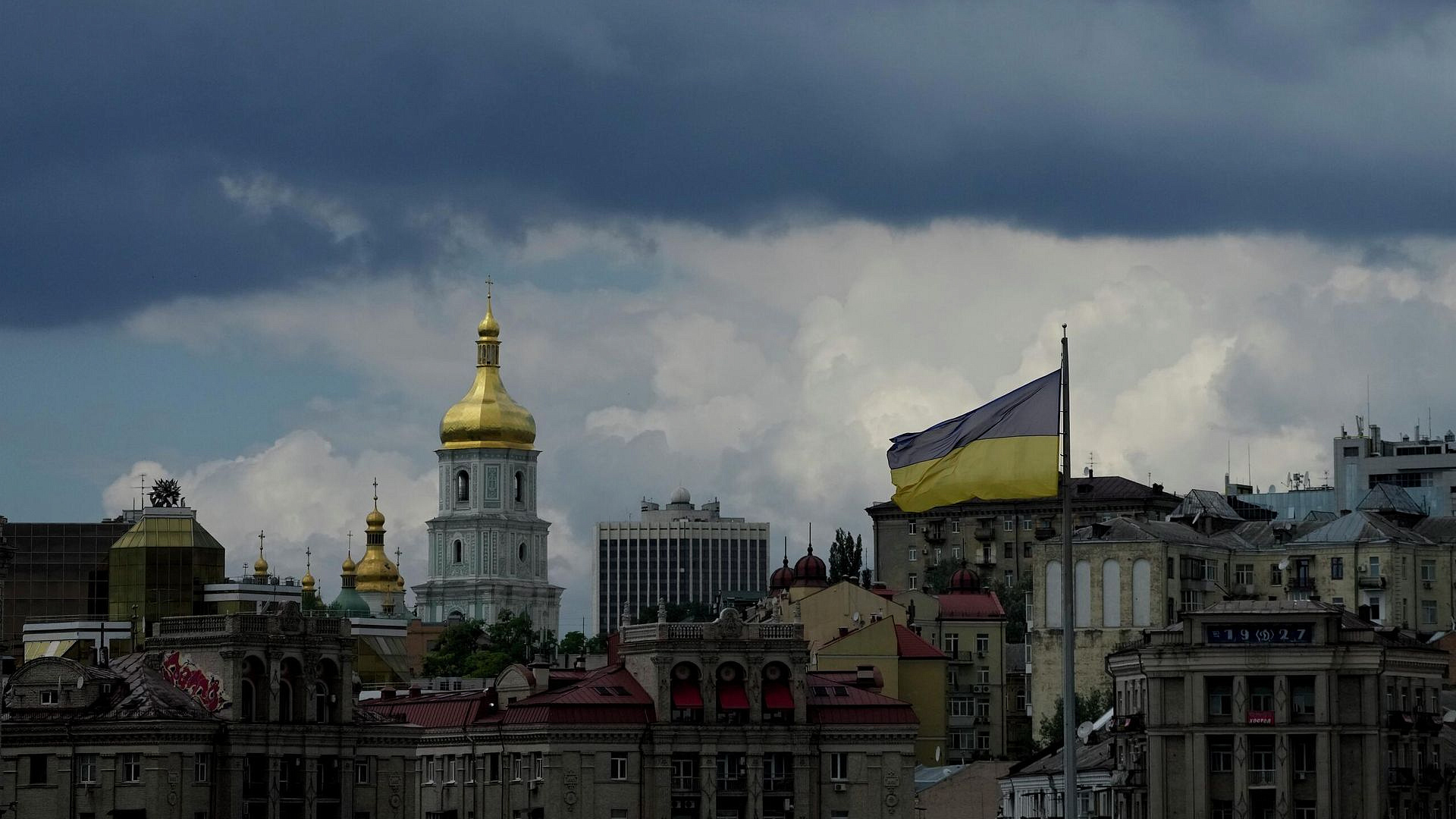 Украинцев призвали запастись едой минимум на два месяца
