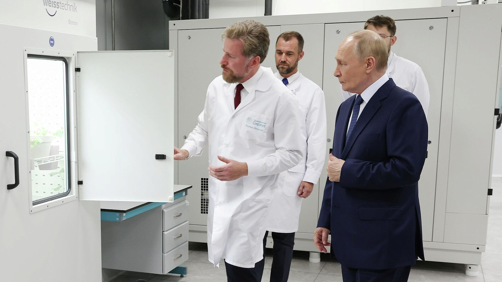 Ученые "Сириуса" рассказали Путину о разработанном ими препарате от сепсиса