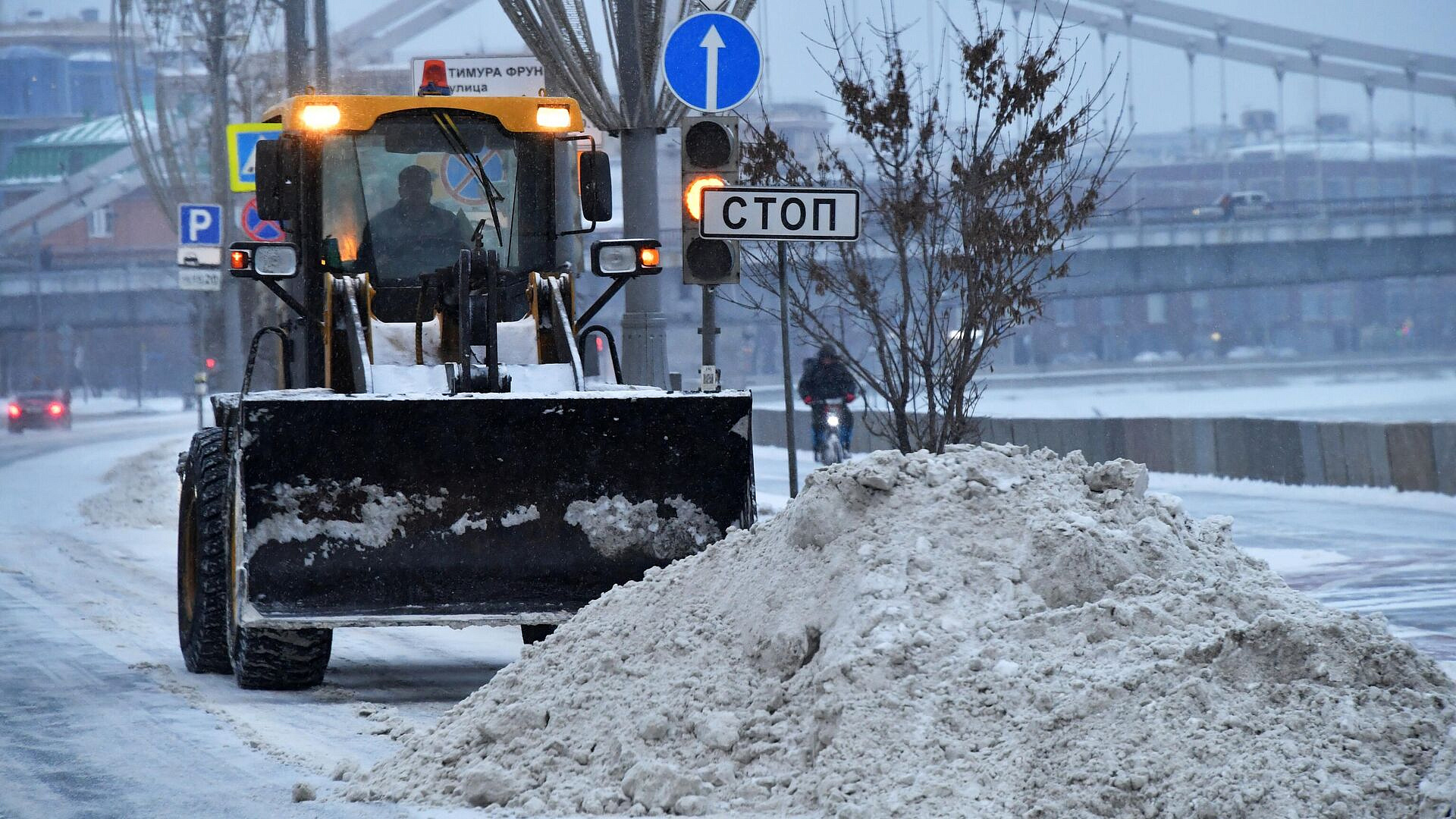 В Москве начали уборку города после снегопада