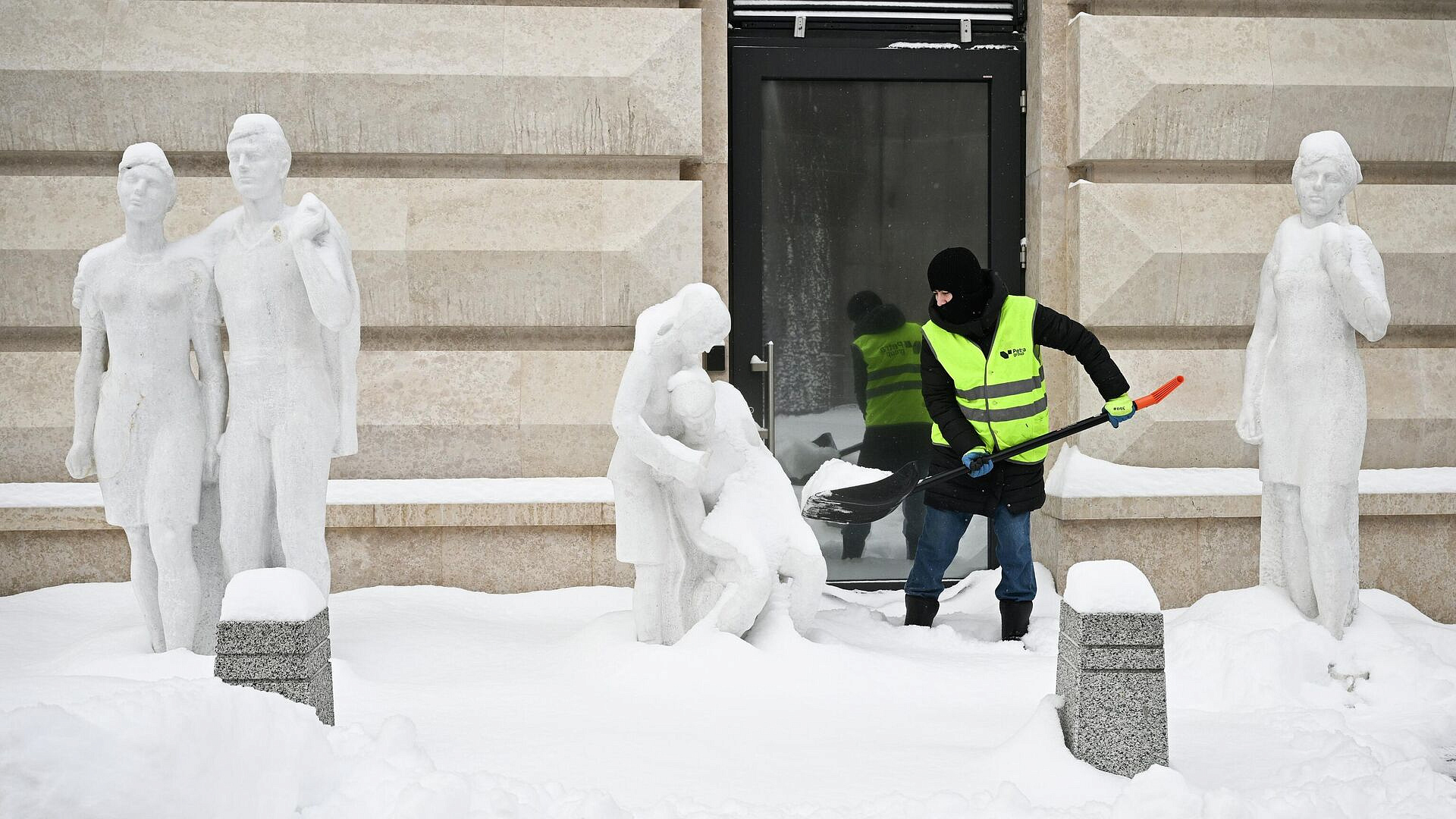 В Москве продолжают ликвидировать последствия аномального снегопада
